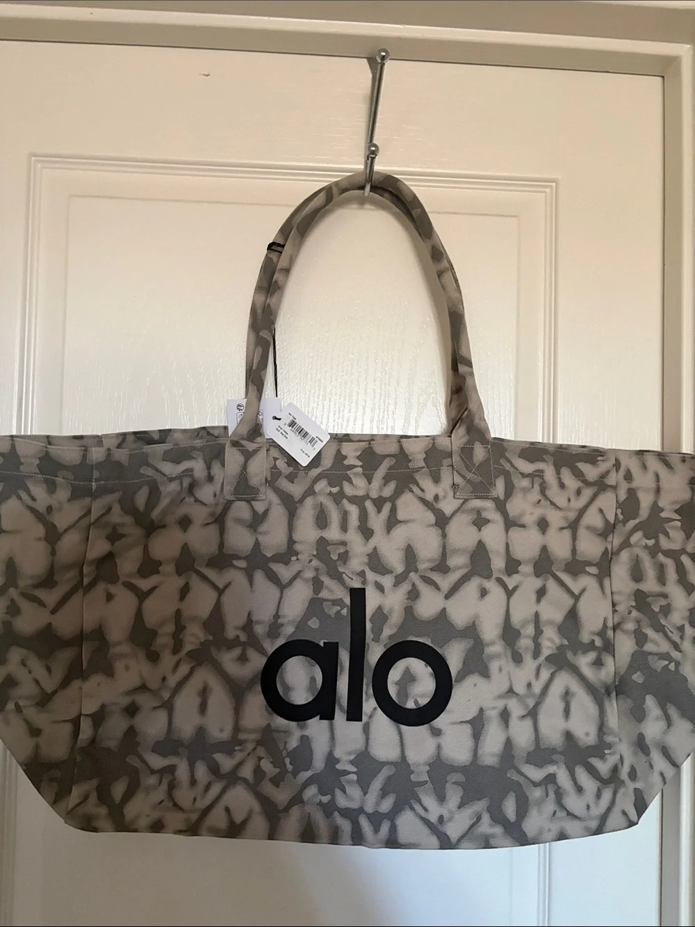 ALO Yoga Large Gray Tie-Dye Tote Bag - Picture 4 of 7